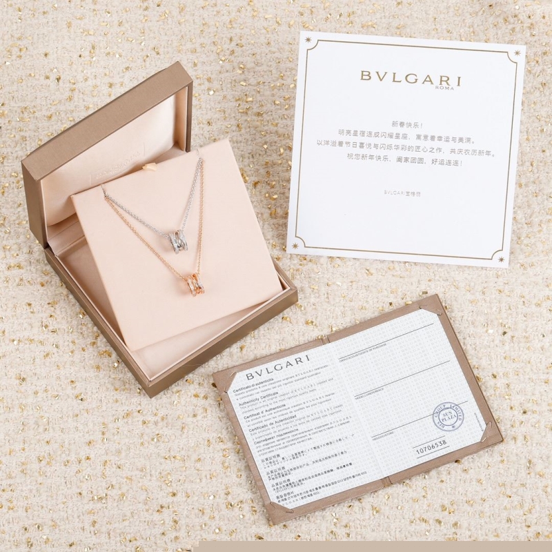 Bo*te*ga venenta necklaces